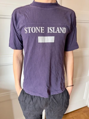 Stine island tisha - Stine island reflektive tisha köpt för 1600 använd någon gång skick 9/10. Jag är 188 och den är size s/m