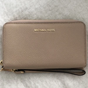 MK plånbok - Äkta Michael Kors plånbok, aldrig använd💗Lite rosa/beige färg, Nypris 1100 kr
