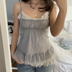 Söt topp - Jätte gullig topp köpt second hand i paris. Säljer pga jag har för mycket kläder 🙈🙈 Str s men väldigt stretchig