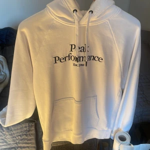 Peak Performance Hoodie - En vit Peak performance hoodie. Knappt använd  Skick: 9/10 Storlek: Small Kostar 1300 nu och säljes för 500