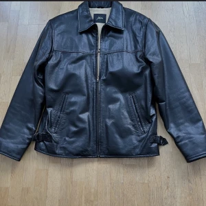 Vintage läderjacka, Jofama - Supercool vintage läderjacka från märket Jofama.  Jackan är i mycket bra skick och gjord på äkta läder. Storlek eu 48, passar som M-L.