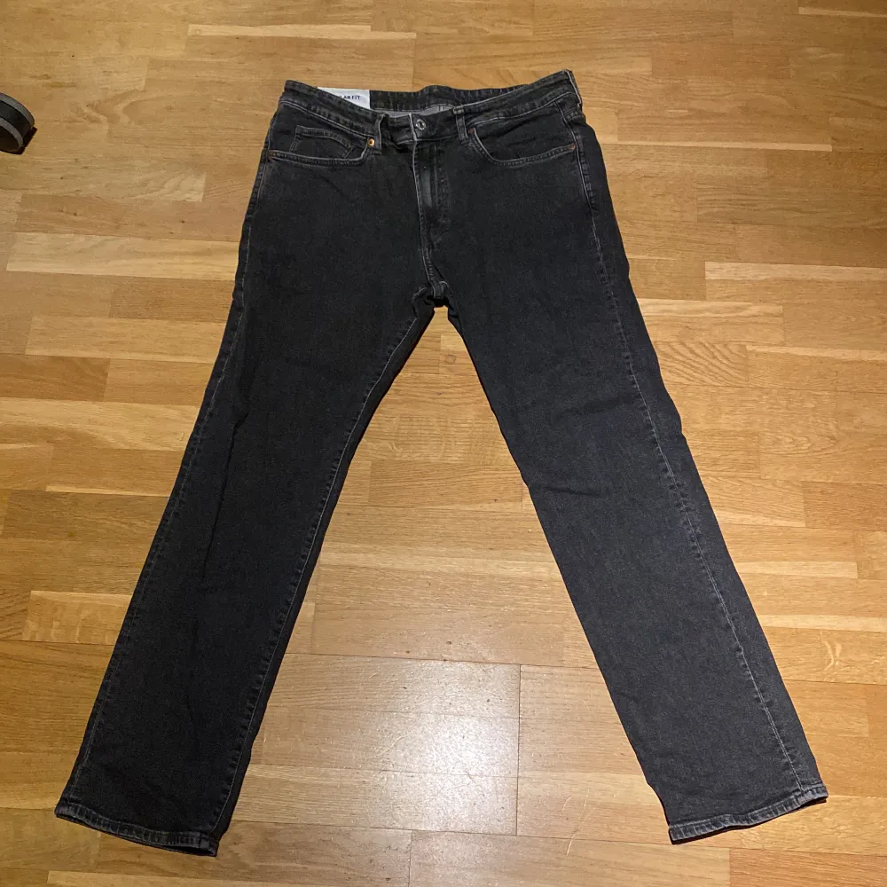 Snygga svarta jeans i bra skick. Storlek EUR 36/32. Köpare står för frakt. Jeans & Byxor.