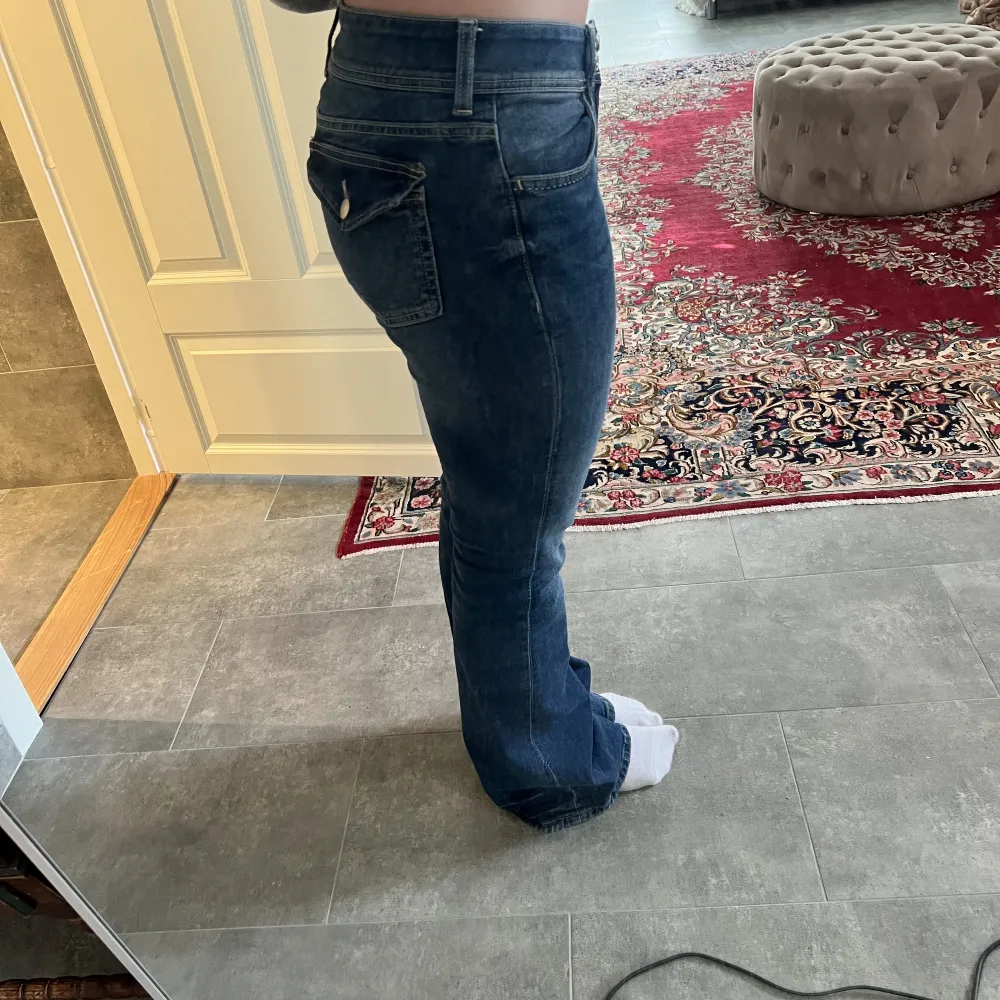 Säljer dessa favoriter! Mina populära low waist jeans från H&M! De sitter bra på mig som är ung 166cm, endast använda några enstaka gånger så i väldigt fint skick. Skriv privat för mer frågor🩵. Jeans & Byxor.