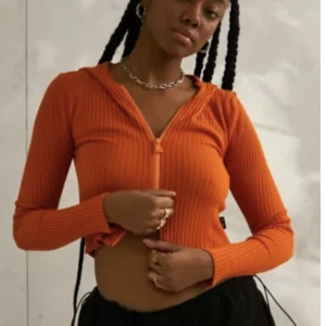 Orange topp - Säljer denna orangea topp från Urban outfitters! Jättegullig men dragkedjan nerifrån krånglar.