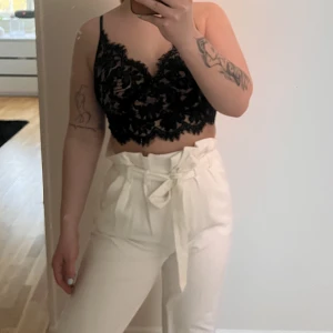 Vita byxor - Vita byxor som passar perfekt till sommaren!  Dem har snörning, dragkedja och knäppen i midjan. Väldigt fina i skicket. Stlk XS men passar som S också