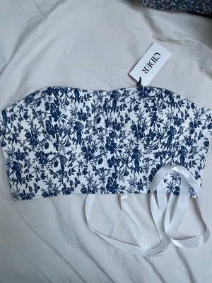blommig topp - jätte fin, oanvänd topp/korsett från cider med lapp kvar❤️Storlek s och justerbar rygg❤️köpt för 350kr