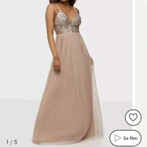 Balklänning Nelly - Säljer min helt oanvända balklänning från Nelly, ”Cami Plunge Delicate Sequin Pleated Dress” i storlek S.  Ordinariepris 1099 på Nelly men är slutsåld just nu. 