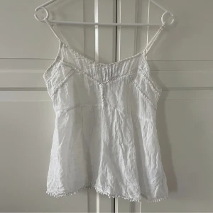 Vitt linne  - Vitt linne med fina detaljer perfekt till sommaren!! ❤️ lite missfärgad på banden men syns inte när man har det på sig. Möts upp på Östermalm eller fraktar 