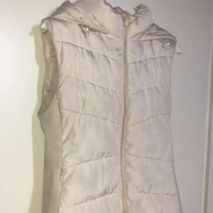 Zara väst - Vit zara väst i  bra skick,  Storlek L men skulle säga M/L. Kommer inte till användning då den blivit för stor för mig ,  just denna väst går inte att köpa i zara längre.   Kan mötas alternativt frakta 😊