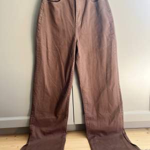high waist wide leg bruna jeans från fashion nova 🩷 provat en gång !! inga defekter 🤍 säljer pga att de är alldeles för stora och aldrig kom till användning 💗