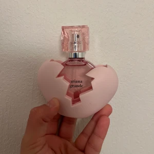 Ariana grande parfym  - Helt ny parfym från Ariana Grande "Thank you next" doftat endast på den o va inte min smak. 