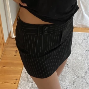 Kjol - Kjol köpt här på Plick. För liten för mig som brukar va mellan m/s på byxor