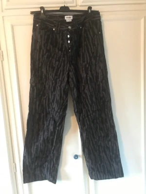 Weekday byxor - Supersköna midwaist weeday byxor! Dem är baggy och passar till nästan allt!