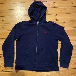 Polo Ralph lauren zip hoodie  - En fin marinblå Ralph lauren hoodie i ett mycket bra skick. Storlek S 
