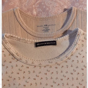 Brandy Melville topp - En långärmad top från Brandy som tyvärr inte kommer till användning. Använd ca 3 ggr, i mycket bra skick. Jättefin passform som passar från xs till m. 