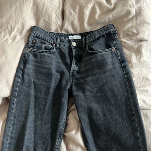 Zara lågmidjade jeans  - Säljer dom här populära slutsålda lågmidjade jeans från zara! Inga defekter. Passar bra på mig som är 173cm och har storlek S. Pris går att diskutera. Köparen står för frakten 