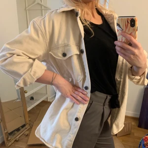 Beige/vit jeansjacka från H&M strl XS/S - Säljer denna knappt använda jeansjacka som är en oversized XS och passar därmed XS-S, ev M också. Färgen är cremevit/ljusbeige.