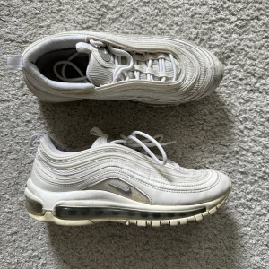 Nike air max 97  - Ett par Nike air max 97 vita. De är i bra skick men också lite använda. Storleken är 39. Nypris ligger runt 1600kr 