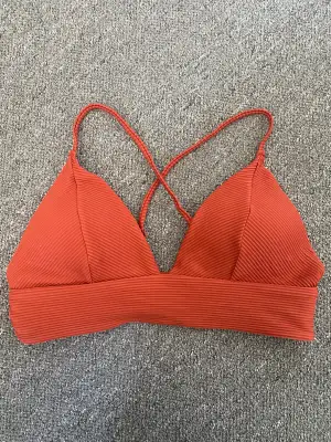En jättefin orange bikinitopp som tyvärr aldrig blivit använd och passar heller inte🌷