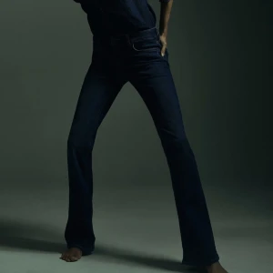 Lågmidjade mörkblå jeans  - Säljer dessa lågmidjade bootcut jeans som knappt är använda från Zara 