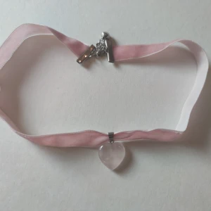 Rosenkvarts choker  - Rosa sammets choker med rosenkvarts hänge Passar folk som onte brukar kunna ha standars storlek i chokers, plussize