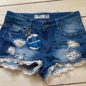Shorts  - Säljer dessa super fina shorts som en passar mig. De har en fin spets detalj längst ner vilket gör de super söta!