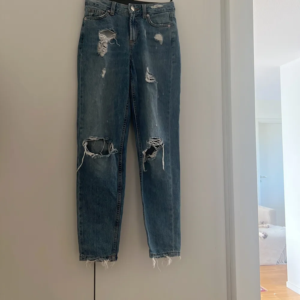 Har använt 3 gånger 🫶🏻 Skit snygga till sommaren😱 Perfekta jeans till sommaren ❤️ Kommer tvätta innnan jag säljer dom  Köpte dom för 200 säljer för 90kr. Jeans & Byxor.
