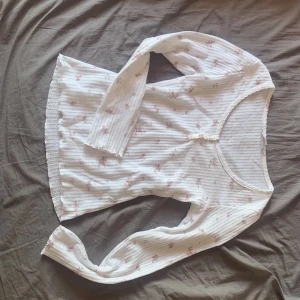 Blommig farfarströja  - Säljer denna blommiga farfarströja i jättefint skick eftersom den är för liten💞 Liknar Brandy Melville tröjorna🥰Storlek S