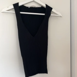 Zara topp - V ringad ribbad zara topp, supersnygg men använd ej av mig längre, använd ett fåtal tillfällen endast