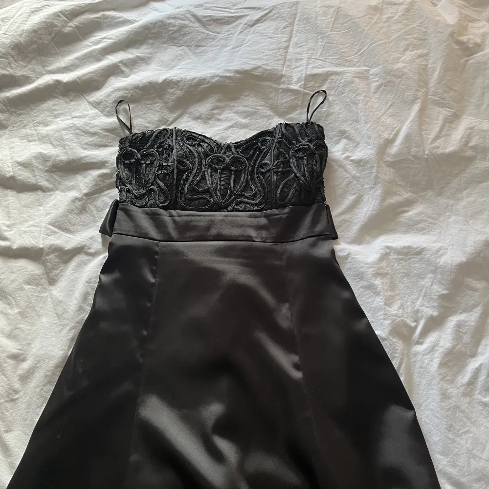 Supersöt svart klänning som slutar precis innan knäna. Kanppt använd och i fint skick. Knyte där bak. Skriv privat för se på❤️. Klänningar.