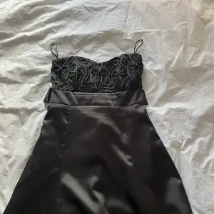 Supersöt svart klänning som slutar precis innan knäna. Kanppt använd och i fint skick. Knyte där bak. Skriv privat för se på❤️