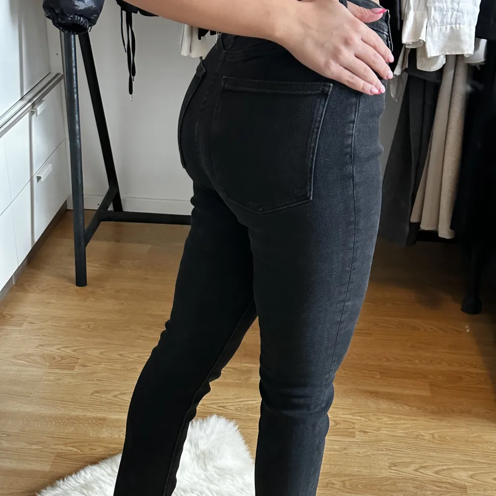 Jätte fina svart/gråa jeans från zara. Använda fåtal gånger så super fint skick på dem. Dem har ganska mycket stretch . Jeans & Byxor.