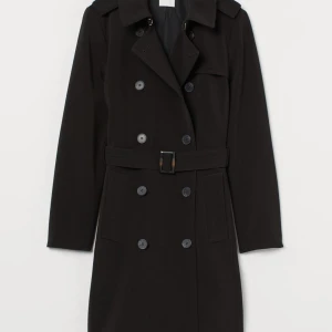 Trenchcoat  - Fin trenchcoat från hm, finns ej kvar att köpa. Ganska oversize. Passar dig mellan strl 34-38.  Knappt använd, då jag köpte en beige istället. 