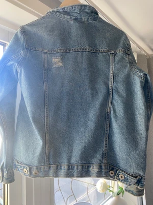 Jeansjacka  - Säljer min jeansjacka som är i ett bra sick och nästan aldrig använd!💕 jackan är i storlek xs men passar mig som brukar avta en S/M