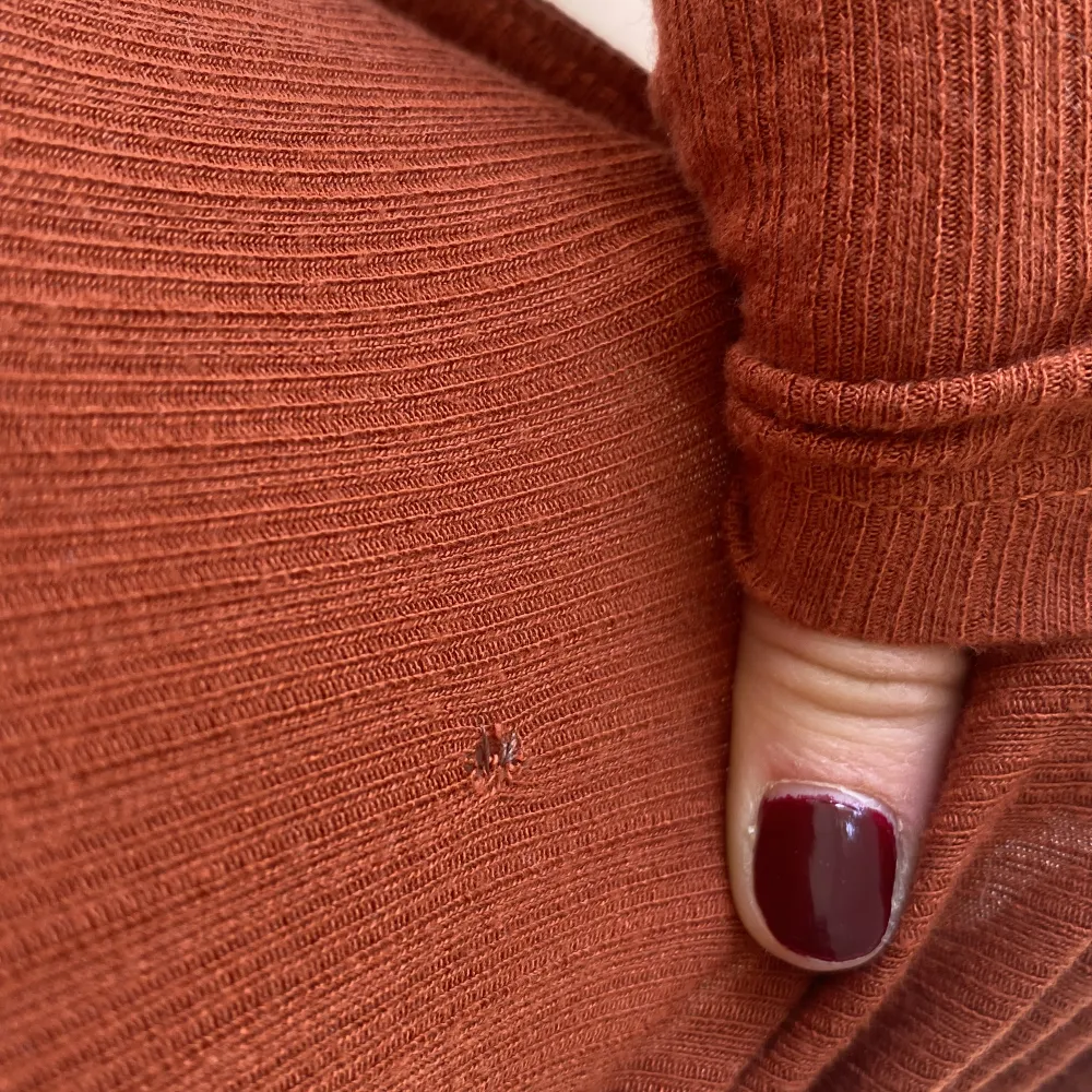 Fin orange brun långärmad tröja med snygg passform, har ett litet hål som man kan se på sista bilden men det är inget som syns. Är en XXS men skulle säga att den passar en S💗. Toppar.