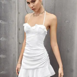vit klänning från Shein, endast prövad. Säljer då den inte passade mig. Passar perfekt för tex studenten. Orginalpris 169kr. 