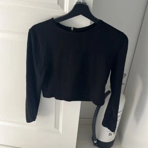 Svart topp  - Lite kortare tröja med en jätte fin dragkedja där bak❤️ perfekt till allt😘
