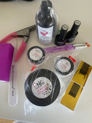 Akrylnagel-kit - Kit för akrylnaglar. På andra bilden står vad som ingår.  Produkterna är köpa på olika ställen vid olika tidsfällen, säljer då de inte kommit till användning.🫶