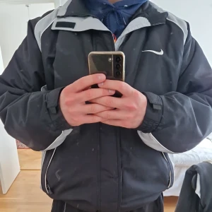 Nike retro Jacka - Säljer min retro jacka från Nike i XXL men passar som XL också, oversized hursom. Jätte fint skick!