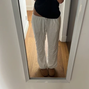 Linnebyxor  - Säljer dessa slutsålda linnebyxorna, kommer inte till användning. Storlek S på dom men dom passar XS, S, och M skulle jag säga. Dom passar mig som är 173cm i längden och storlek S i kläder💕