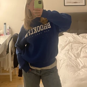Blå sweatshirt med tryck - Blå sweatshirt med tryck. Använd fåtal gånger, som ny. Köpt på zalando men den är från Gina tricot. Storlek M. Köpt för 259kr, säljer för 100kr🥰