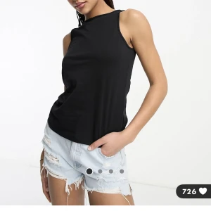 Svart linne från New Look - Helt nytt svart linne från New Look. Lappar kvar. Säljer då jag glömde returnera paketet i tid… Nypris 119kr