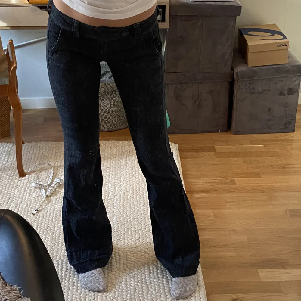 Säljer ett par lågmidjade utsvängda byxor som är jätte bekväma😍 Midjemått=74cm Innerbenslängd=87cm Frakt står du för själv!💕. Jeans & Byxor.