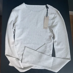 A-dsgn tröja  - Jättefin a-dsgn tröja i nyskick. Säljer då den är lite för liten för mig, lappen sitter kvar. Köpt är köpt!!❤️ är i färgen cream💕