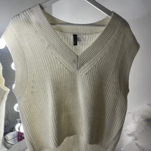 Krämvit tröja  - Storlek m 