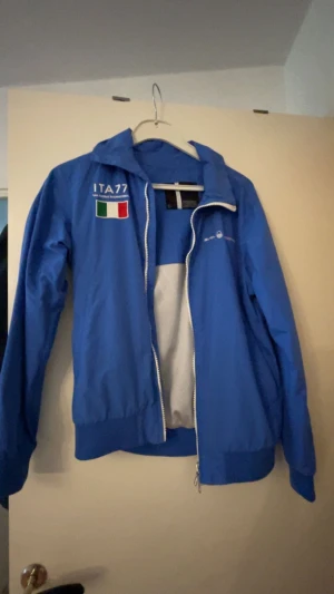 Jacka - En vår Sail Racing jacka. Vuxit ur den, storlek S kan förmodligen passa XS. Skick 9/10 inga skador eller så