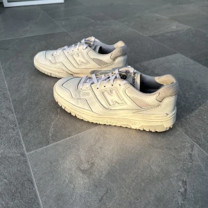 New balance 550 White/gray - Ett par new balance sneakers i gott skick. De är nyligen rengjorda och snören är även bytta till sneaker snören.  