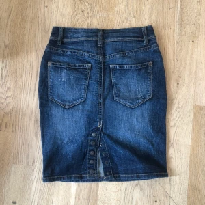 Jeanskjol - Jeanskjol med cool knapp detalj (går att knäppa/knäppa upp) från Lindex 💙