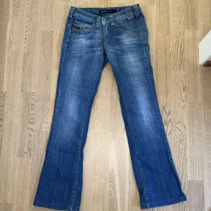 Lowrise jeans miss sixty - Köpte dessa jeansen häromdan men måste tyvärr sälja vidare eftersom jag hade tagit fel på måtten och de visade sig vara lite för små för mig. De har aldrig använts och är i jättebra skick. (Många har varit intresserade så buda gärna💕)