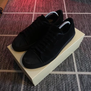 Axel Arigato Clean 90 skor - Skick 7/10. Behöver tvättas. Säljer billigt för vill bli av med de och de behöver handtvätt.